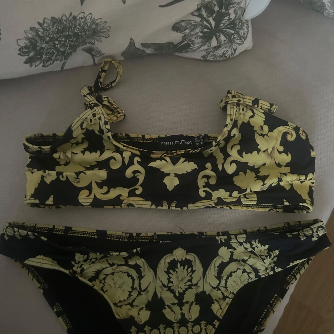 Svart och gul bikini från PrettyLittleThing