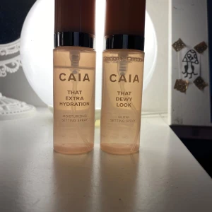 Setting Sprays från CAIA - Två setting sprays från CAIA: 'That Extra Hydration' för återfuktning och 'That Dewy Look'. Perfekta för att hålla sminket på plats hela dagen. That extra hydration hade sprejats en gång annars helt oanvända. 