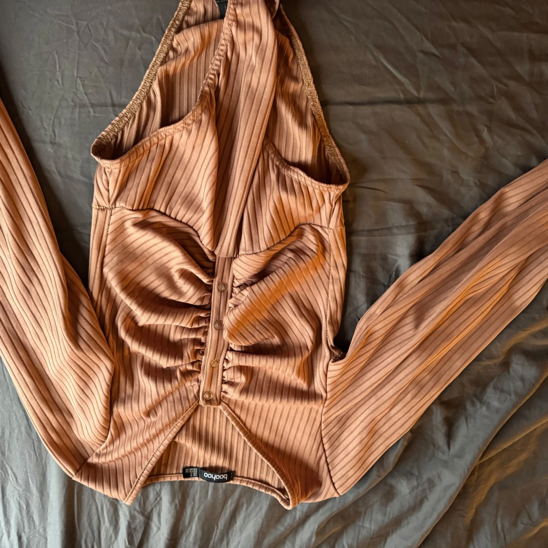 Brun ribbad bodysuit från Boohoo