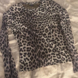 Leopardmönstrad långärmad topp - Säljer en snygg leopardmönstrad topp från Gina . Den har långa ärmar och en rund halsringning, perfekt för en ute kväll eller till vardags 