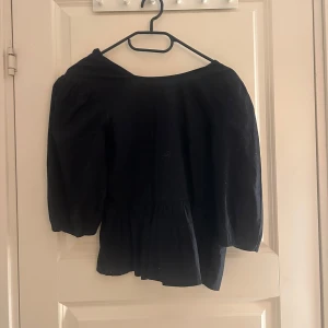 Fin volang topp - Så fin blus med lite puff ärmar och volang nedtill, som man knyter där bak med en rosett!!🥹🥹