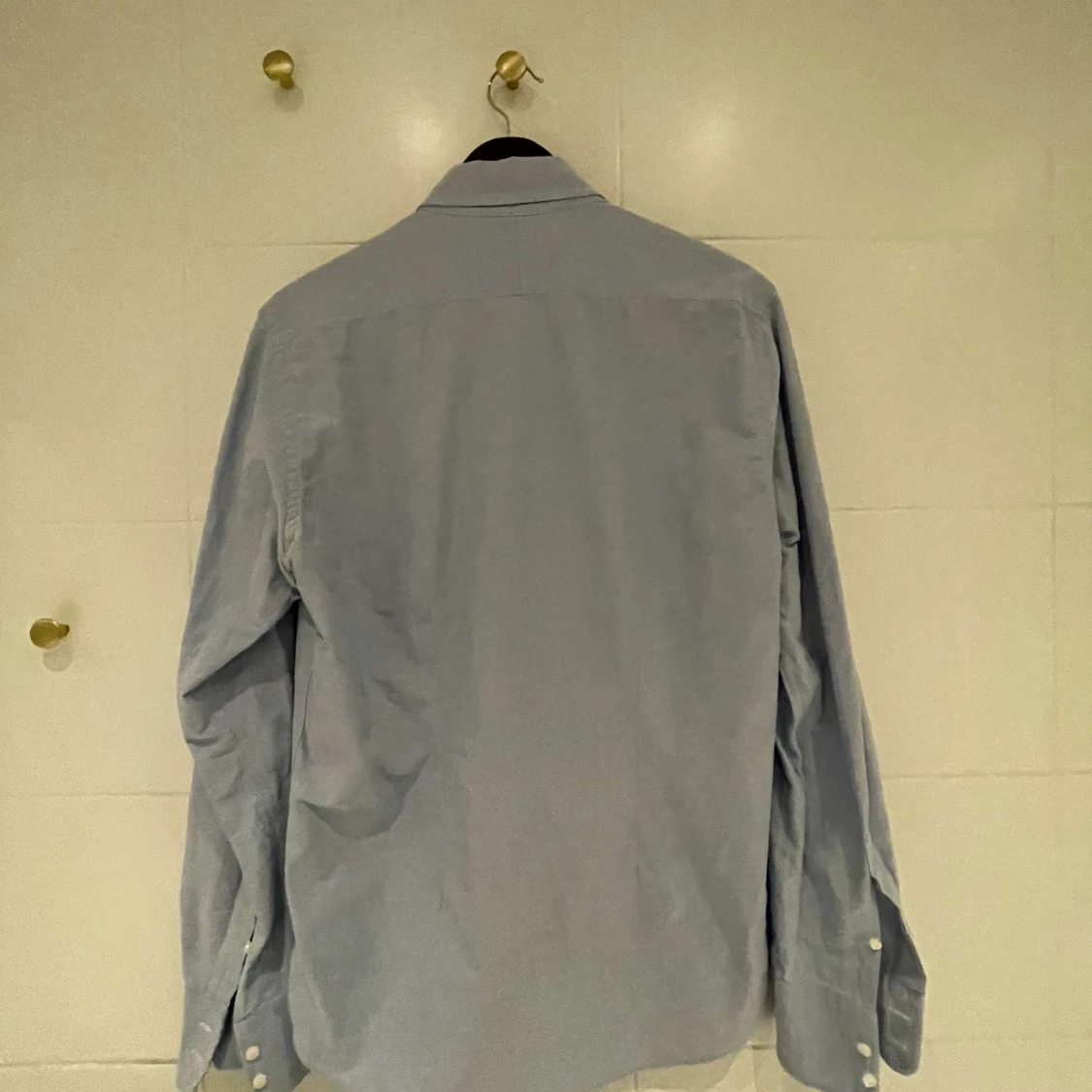 Ljusblå skjorta med broderad detalj - 1