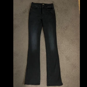 Mörkblåa bootcut jeans - Snygga mörkblåa bootcut jeans med hög midja. De är i storlek 38 (tall). Har slits längst ner. Mycket bra skick nästan aldrig använda. 