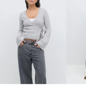 Stickad knyt topp - Knitted wrap top i grått från Gina som just nu är slutsåld. Aldrig använd men lappen är borta, alltså i nyskick! I storlek S