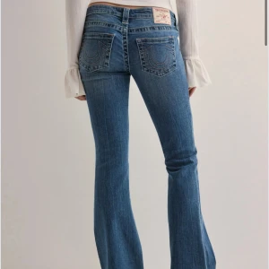 True Religion jeans - Helt oanvända slutsålda True Religion jeans. Storlek: W24. Säljer för fick i fel storlek. Nypris 1399:- Perfekta till våren! Skriv till mig för mer bilder eller frågor💓