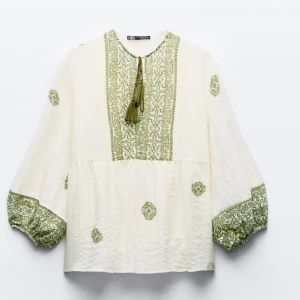 Zara blus  - Säljer denna söta blus från Zara                                     Har sytt ihop den lite där uppe  lånade bilder ) 