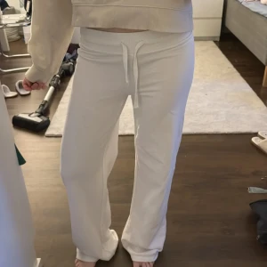 Vita lågmidjade mjukisbyxor ifrån Gina  - Säljer ett par vita mjukisbyxor. 