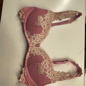 Rosa Bh från Intimissmi  - Säljer en rosa bh från Intimissmi med spets. Nästan aldrig använd🤍