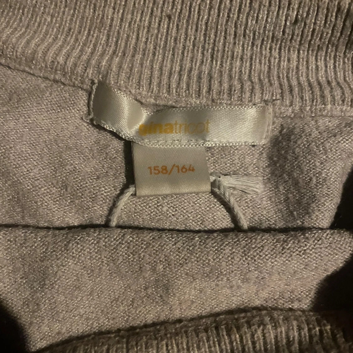 Beige tröja med text från Gina Tricot - 3