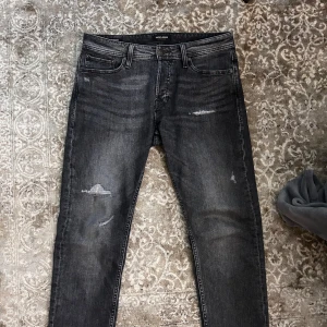JACK & JONES JEANS SLITNINGAR - Tja! Säljer nu ett par skit feta Jack & Jones jeans med skit feta slitningar! | Skick 10/10 Nya | Nypris ca 900kr | Mitt pris 449kr | 🚨Svårt att få tag i då de är slutsålt överallt!🚨 | Kom gärna pm vid frågor eller funderingar ❗️