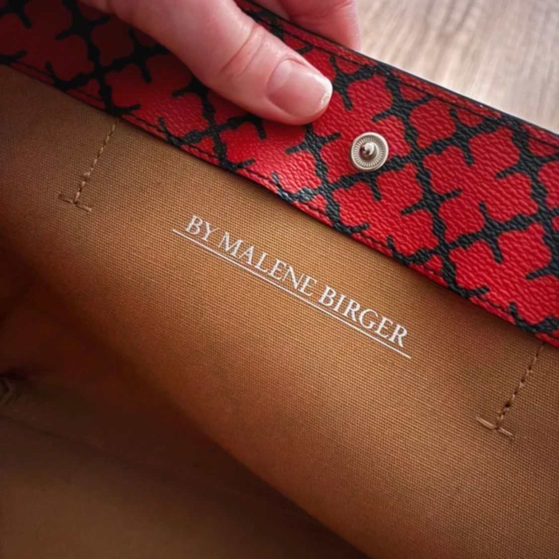Röd och svart shoppingväska från By Malene Birger - 2