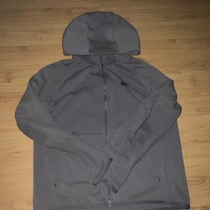 Nike tech fleece - Nike tech fleece, storlek M, old season. Använd ett fåtal gånger 