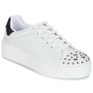 Vita sneakers med nitar - Stilrena vita sneakers med silverfärgade nitar på tån och svart detalj vid hälen. Skorna har snörning och en tjock sula som ger extra komfort. Perfekta för en trendig look. Från Vero Moda. Aldrig använda!