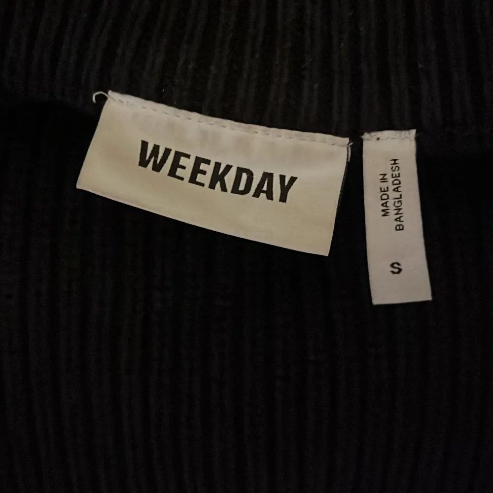 Säljer en stilren svart ribbad tröja från Weekday. Perfekt för kyligare dagar med sin mjuka och bekväma passform. Tröjan har långa ärmar och en klassisk rund halsringning. 💯. Neuletakit & Villapaidat.