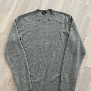 Cashmere uniqlo tröja - Grå 100% cashmere tröja från uniqlo, topp kvalité helt ny. Nypris 1499kr