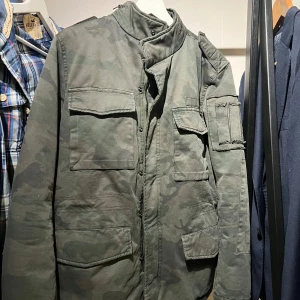 Zadig & voiltaire jacka - Tja säljer nu denna feta camo feild jackan från zadig och voiltare. Skick 9/10 använd 2 gånger, strlk s