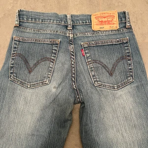 Levi’s jeans - Jättefina, lågmidjade jeans från Levis som tyvärr inte passade mig. Storlek 27x34 och midjemåttet mätt rakt över är 36 cm, innerbenslängden är 76 cm. Modell 00529💕 jättefin skick!