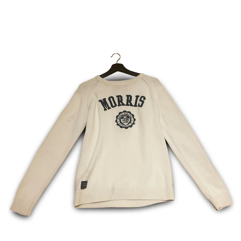 En stilren och elegant Morris tröja i den mest eleganta färgen. Den är i väldigt bra skick och är lite av en vintage modell. Därav kommer du med denna tröja sticka ut och se ännu mer stilren ut. Den är i storlek S-M då den är någonstans där emellan. Den ligger på 399 men är såklart prut värt vid frågar hör av er. Först till kvarn. Neuletakit & Villapaidat.