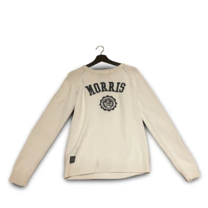 Morris tröja - En stilren och elegant Morris tröja i den mest eleganta färgen. Den är i väldigt bra skick och är lite av en vintage modell. Därav kommer du med denna tröja sticka ut och se ännu mer stilren ut. Den är i storlek S-M då den är någonstans där emellan. Den ligger på 399 men är såklart prut värt vid frågar hör av er. Först till kvarn