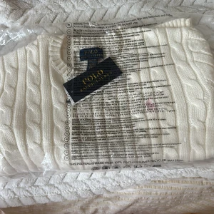 Vit stickad tröja från Ralph Lauren i strl 130-140  -   Vit Ralph Lauren-tröja barn - Helt ny och oanvänd  Säljer en vit Ralph Lauren-tröja som aldrig är använd och fortfarande ligger i sin oöppnade förpackning. Storlek:  130 till 140 barn strl.  Pris: 1200 kr Hämtas i person eller skickas (köparen står för frakten).  Skicka ett meddelande om du är intresserad!  