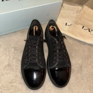 Helsvarta Lanvins - Säljer mina väl omhändertagna Lanvin skor som är i storlek 7 (motsvarar 42/43) de säljs i befintligt skick som ni kan se (7.5/10). Allt OG medföljer förutom extra skosnören.