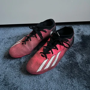 Rosa/svarta adidas fotbollskor  - Bra skick, inga hål. Bra skor 