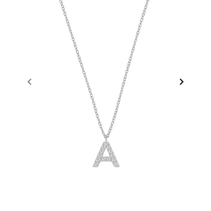 Silverhalsband med bokstav N!! Från Edblad - Elegant silverhalsband med en glittrig bokstav N som hänge. Perfekt för att lägga till en personlig touch till din stil. Kedjan är tunn och smidig, vilket gör den bekväm att bära hela dagen. Oanvänt från Edblad💕💕