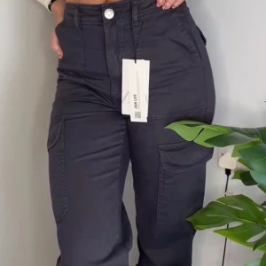 Snygga cargobyxor i straight fit – perfekt streetwear - Byxorna är i mycket bra skick, endast använda ett par gånger och helt utan defekter. Modellen säljs inte längre. Perfekt passform med straight fit – varken för tajta eller för baggy. Stilrena och mångsidiga, passar både till vardags och streetwear. Hör av dig vid frågor!