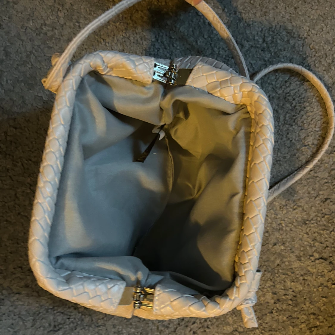 Beige axelväska med flätat mönster - 1