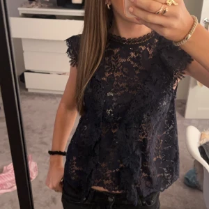 Blå spetsblus Zara - Nyskick endast andvänd fåtal gånger 