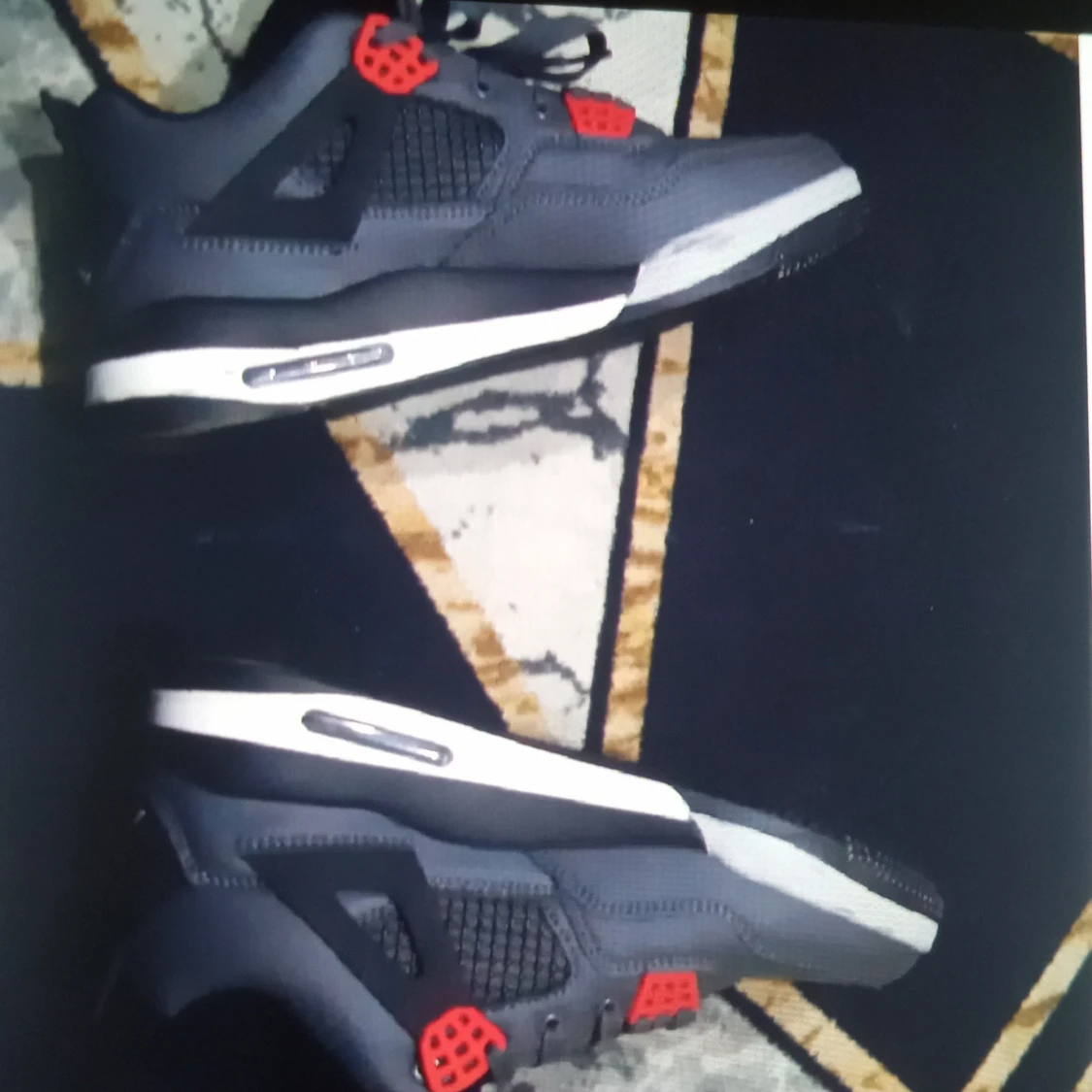 Nike Air Jordans i grått och rött - 2