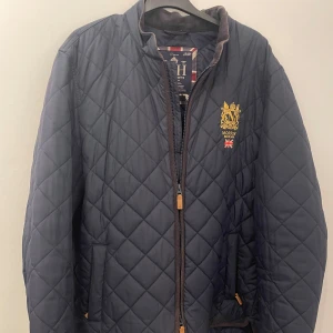 Morris Gent Jacka (Large) - Hej! säljer nu min morris jacka då jag inte använder den mer, mycket bra skick på den och ni pris är runt ca 2500kr, så det är bara att skriva om ni är intresserade eller har frågor, priset är inte hugget i sten och kan sänkas vid snabb affär!