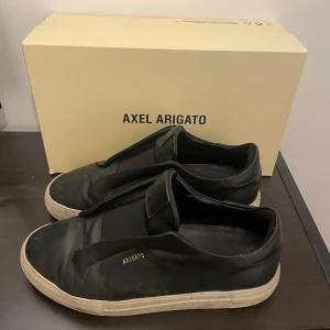 Axel Arigato - Hej! Nu säljer jag mina Axel Arigatos som jag inte använder längre, skorna skulle jag säga är i ganska bra skick och har mycket kvar att ge, skick skulle jag säga är typ 8/10 och då är 799 ett bra pris tycker jag, hör av er om ni funderar om något!