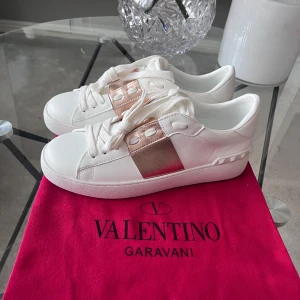 Valentino Open sneakers i roséguld - Valentino Open sneakers i roséguld. Helt oanvända 🥰 storlek 38, men små i storlek så passar 37. Innersulan 245 mm