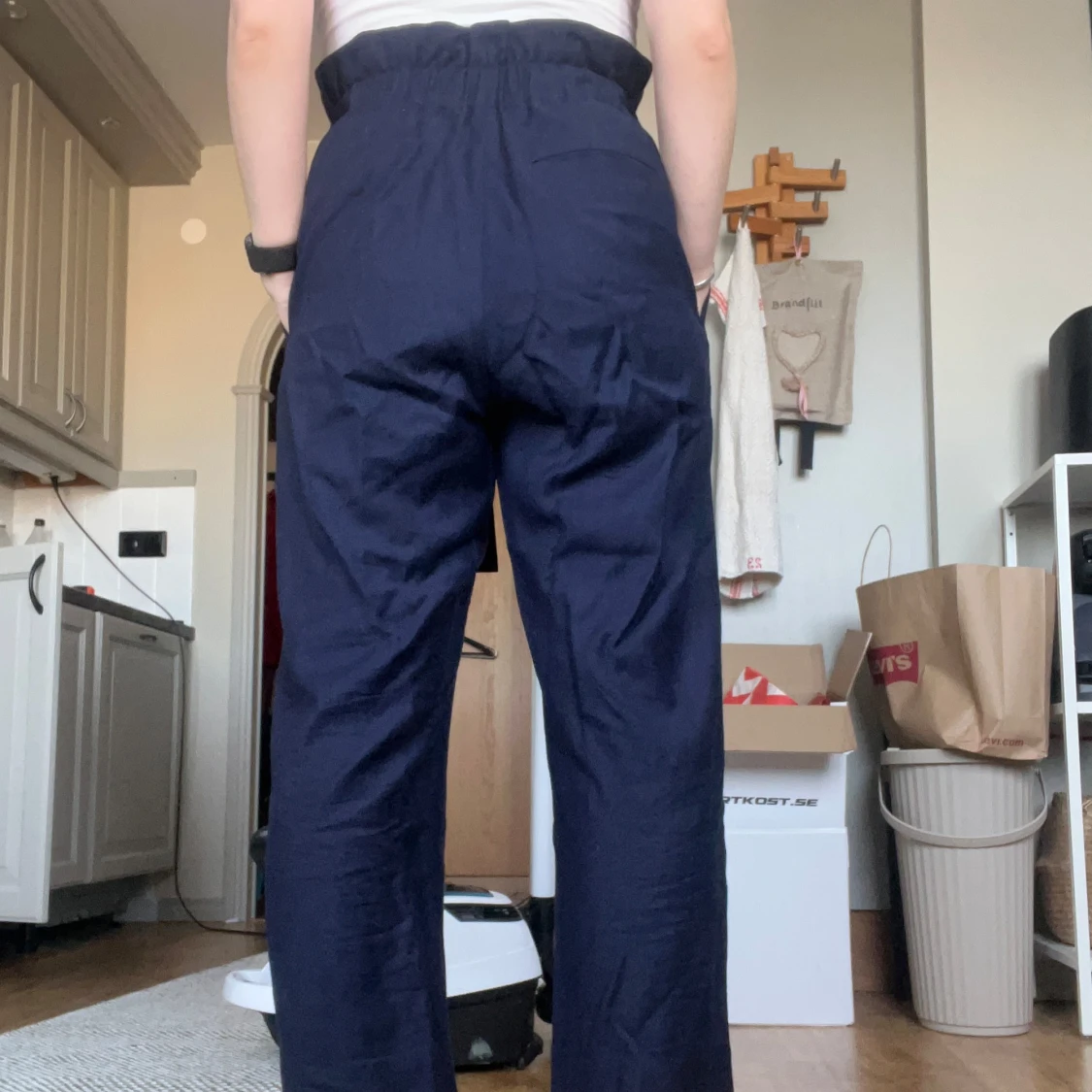 Mörkblå byxor med bälte från Arket - 1