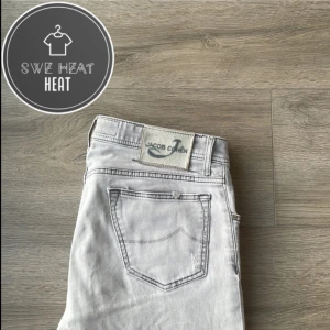 Jacob Cohen jeans - Tja, säljer nu dessa feta Jacob Cohen jeans i storlek 34 men passar även 33! Hör av dig vid frågor eller funderingar!