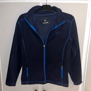 Fleece tröja cross|sportswear - Säljer nu min gamla fleece tröja från cross|sprortswear. Den är i mycket bra skick 9/10. Storleken är 158/164. Perfekt inför våren samt hösten senare. 