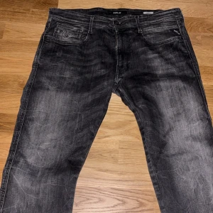 Svart/gråa Replay Anbas  - Snygga svarta jeansbyxor från Replay i modellen Anbass. W36 L34