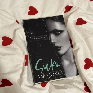 Sicko Amo Jones - Dark romance, motorcycle gang, smutty. Inöst nyskick 