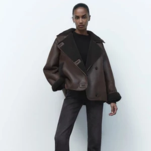 Brun jacka från Zara - Säljer en snygg brun jacka från Zara med en oversized passform. Den är fodrad, har bruna detaljer. Storlek S.
