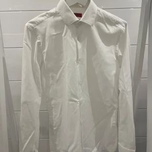 Hugo boss skjorta - Hugo boss skjorta i bra skick. Skjortan är i storlek S och använd fåtal gånger. Passform: man, slim 