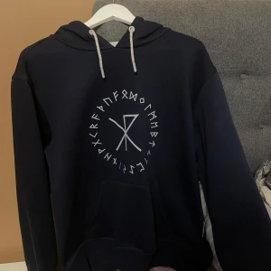 Mörkblå hoodie från Coastguard - Säljer en mörkblå hoodie från Coastguard som jag aldrig använt, Storlek L, mycket bra skick