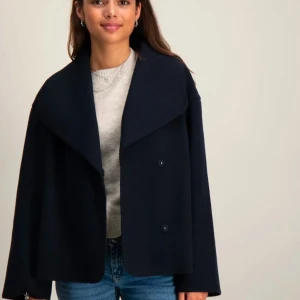 Marinblå kappa - En marinblå kappa ifrån Gina tricot Young. Den är i storlek 170 och passar mig som har xs/s. Den är köpt för någon månad sen❤️pris går att diskutera 