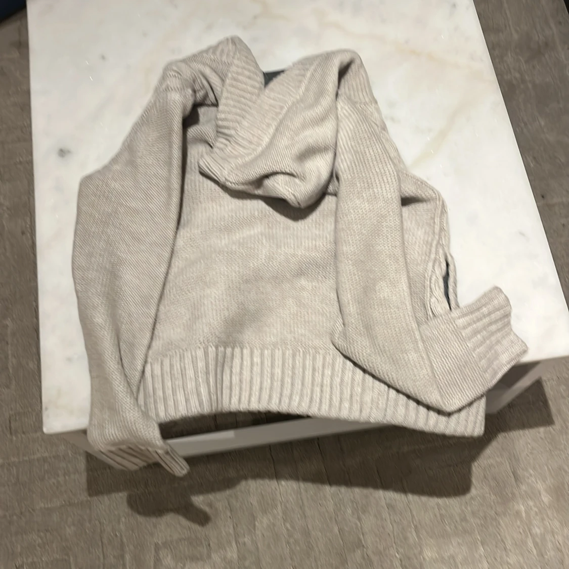Beige stickad hoodie med knappar - 1