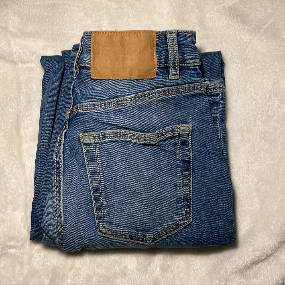 Säljer ett par blå jeans i fint skick i storlek 34/XS. Farkut & Housut.