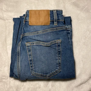 Blå jeans med hög midja - Säljer ett par blå jeans i fint skick i storlek 34/XS