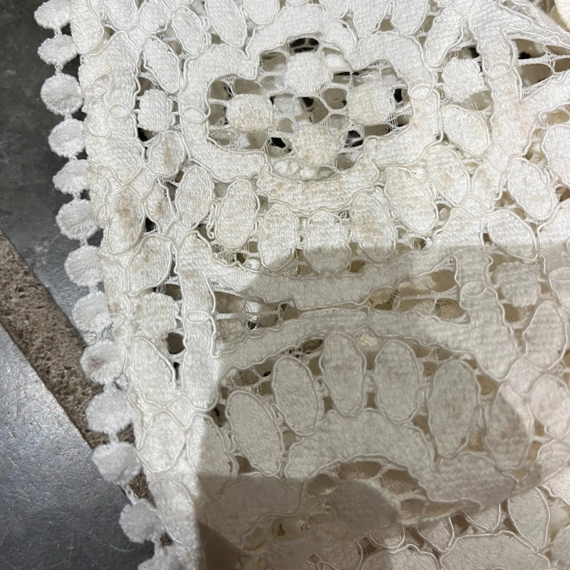 Vit spetsblus med volangdetaljer - 3