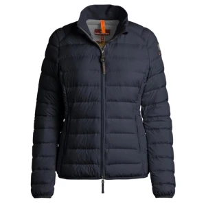 Parajumper jacka -  Parajumper Geena jacket i dun. Jättebekväm och håller dig varm. Köpt för lite över 4000 tusen på miinto men har en defekt på nedre ärm men inget som syns speciellt mycket (se sista bilden)🥰🥰Pris kan diskuteras