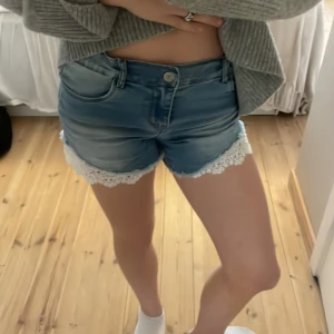 Jeansshorts med spetsdetaljer från Name It - Snygga jeansshorts från Name It i en ljusblå tvätt med fina spetsdetaljer vid bensluten. Perfekta för sommarens varma dagar. Passar perfekt för en avslappnad och stilren look till sommaren⛱️☀️