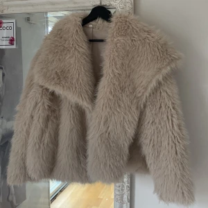 Beige pälsjacka - Supersnygg pälsjacka (faux fur), fick den i julklapp så vet inte vart den är från💕💕